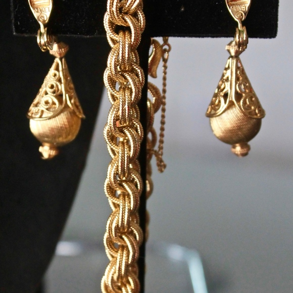 MONET JEWELRY SET NECKLACE BRACELOT EARRINGS GOLD VINTAGE - Picture 9 of 13